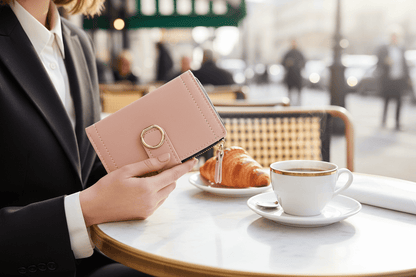 Café parisien avec portefeuille rose