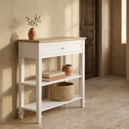 Couloir méditerranéen avec objets déco