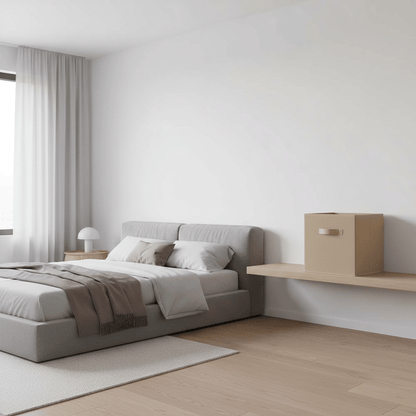 Cube beige intemporel sur étagère