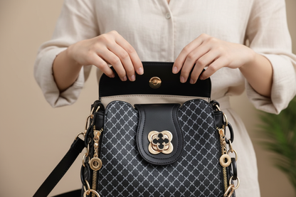 Détail mains ouvrant sac noir