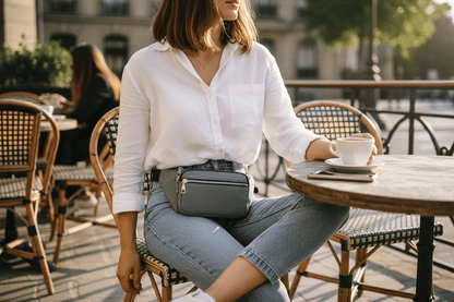 Femme au café avec le sac Oxford