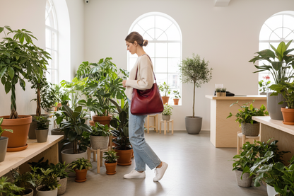Femme avec sac bordeaux dans plant shop