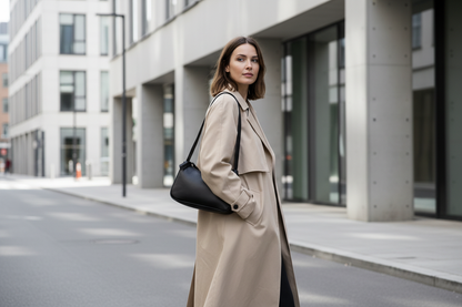 Femme marchant en ville avec le sac