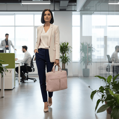 Femme portant sacoche matelassée rose par les poignées