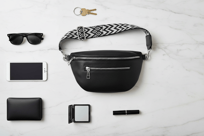 Flat lay du sac avec accessoires sur marbre