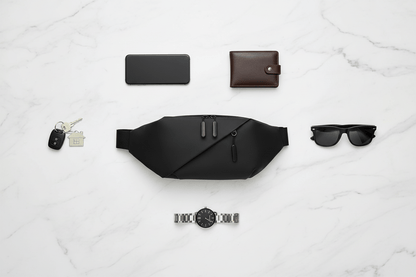 Flat lay du sac en cuir PU avec accessoires sur marbre