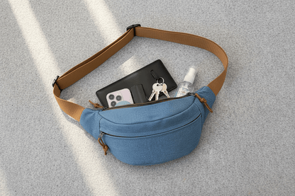 Flat lay du sac en denim avec accessoires quotidiens