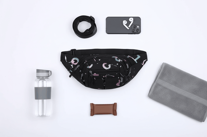 Flat lay du sac noir avec accessoires fitness