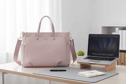 Gros plan bureau avec sac rose
