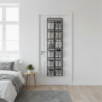 Organisateur suspendu derrière une porte de chambre