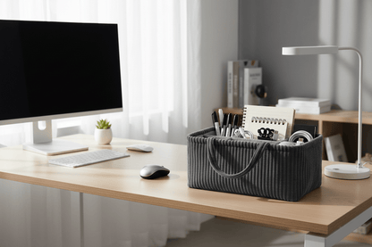 Panier gris sur bureau