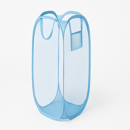 Panier à linge bleu sur fond blanc