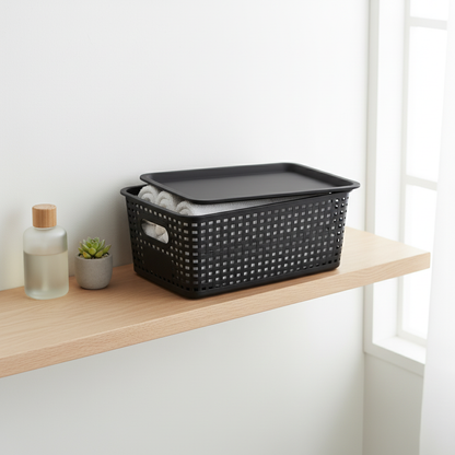 Panier noir dans salle de bain