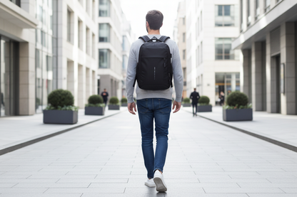 Personne avec sac à dos compact en ville