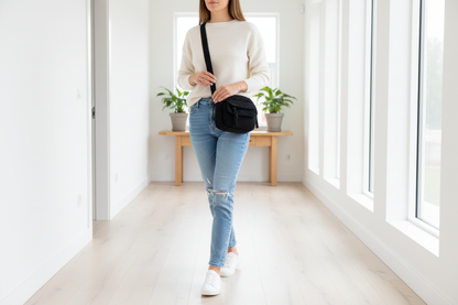 Personne en intérieur avec sac
