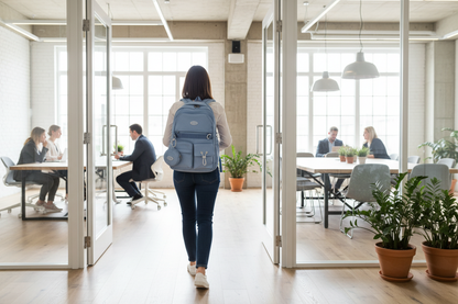 Personne entrant dans un co-working