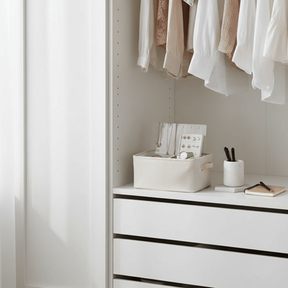 Petite boîte rayée pour bijoux et accessoires