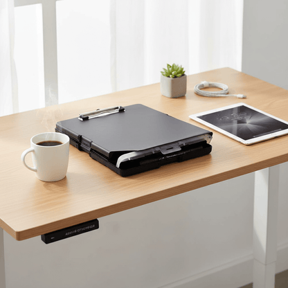 Porte-documents noir sur bureau debout