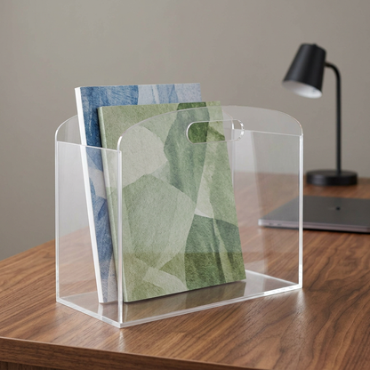 Porte-revues transparent sur bureau en noyer