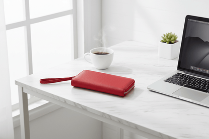 Portefeuille rouge sur bureau