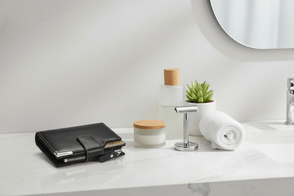 Portefeuille sur comptoir de salle de bain