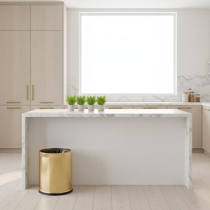 Poubelle dorée dans cuisine haut de gamme