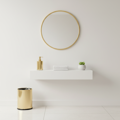 Poubelle dorée dans toilettes luxueuses