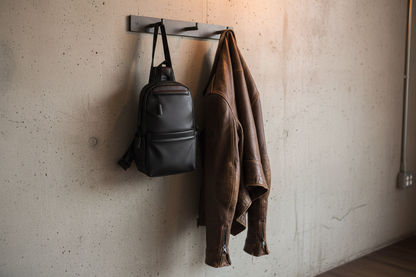 Sac accroché avec veste en cuir