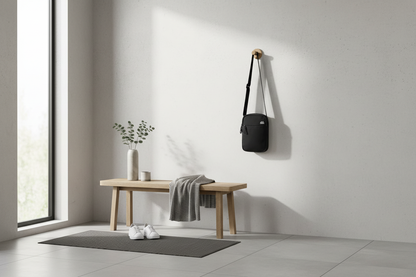Sac accroché dans une entrée moderne