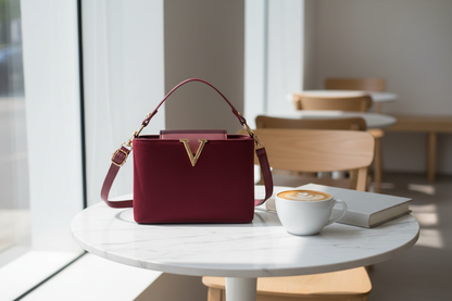 Sac bordeaux sur table de café