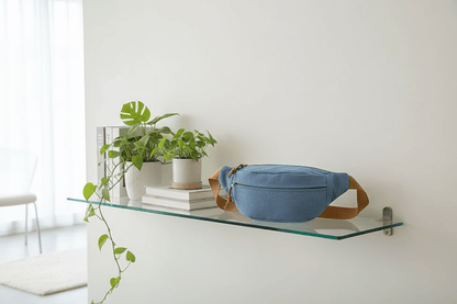 Sac en denim sur étagère moderne