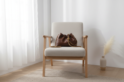 Sac sur fauteuil