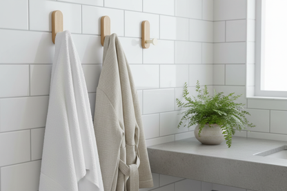 Salle de bain minimaliste avec crochets muraux
