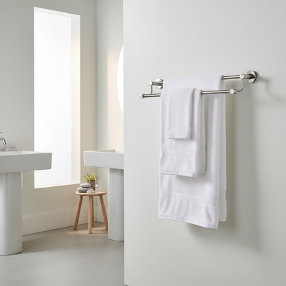 Salle de bain minimaliste avec porte-serviettes
