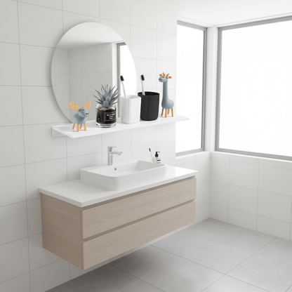 Étagère blanche avec plantes et cosmétiques