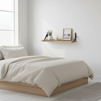 Étagère simple marron clair avec plante