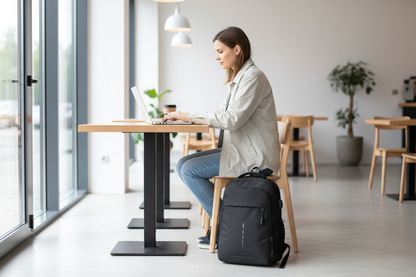 Travailleur avec sac à dos compact au café