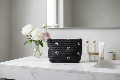 Trousse matelassée sur vanité