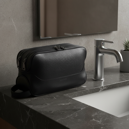 Trousse noire sur marbre sombre