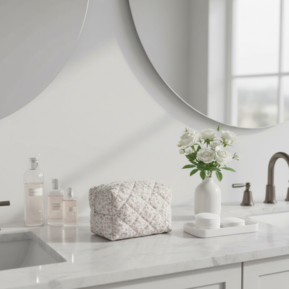 Trousse rose sur marbre gris