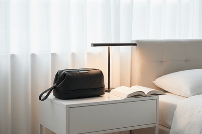 Trousse sur table de chevet