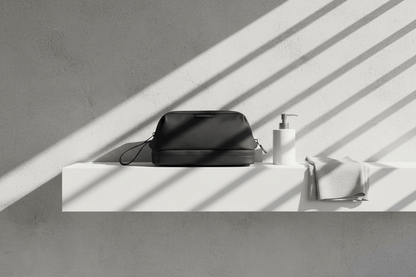 Trousse sur étagère blanche