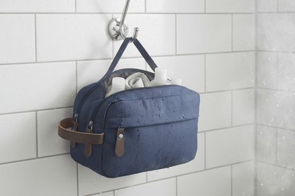 Trousse suspendue dans douche