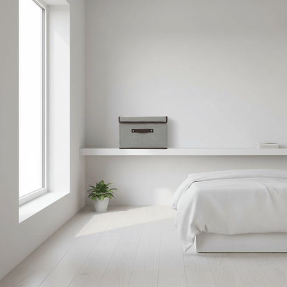 Une boîte grise sur étagère